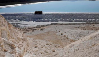 El agua del salar de Atacama enfrenta a Minera Escondida con el grupo Luksic